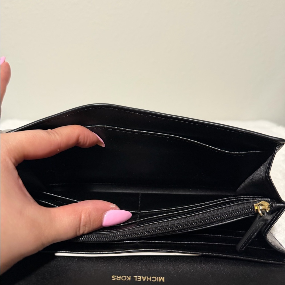 SOLD❣️ Michael Kors Black Leather Wallet with Gold Logo - Picture 7 of 13